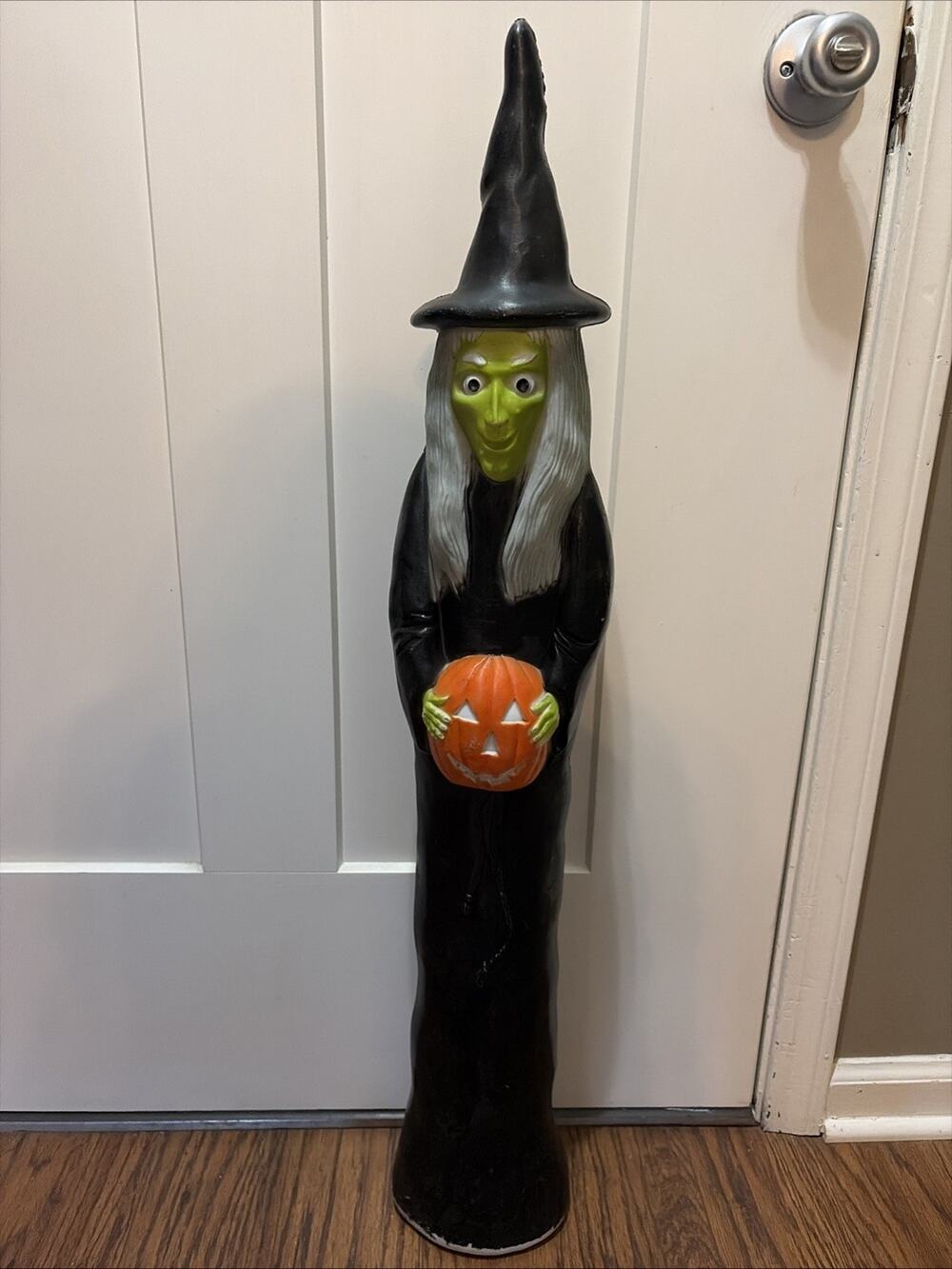 MA12-1994 UNION FEATHERSTONE LIGHTED WITCH W/ JACK -O-LANTERN BLOW MOLD 36"works